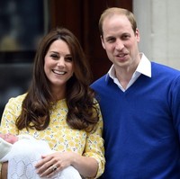 Bersama Pangeran William dan Kate, Putri Charlotte keluar rumah sakit dengan topi rajut putih dan juga mengenakan selimut dari G.H. Hurt & Son. Foto: Dok. Getty Images