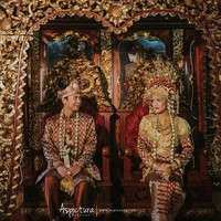 Raditya Dika dan Anissa Aziza berdandan seperti pengantin Palembang, lengkap dengan atribut emas dan pelaminan yang khas. Dok. Aspictura