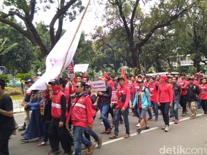 Jelang May Day, Massa Beraksi di Depan Istana