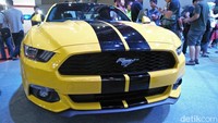 Supercar yang bisa Otolovers bawa pulang dari gelaran IIMS 2018 adalah Ford Mustang Ecoboost tahun 2017. Dibawa oleh Glamour Auto Boutique, mobil berkapasitas 2,3 L ini memiliki banderolan Rp 1,350,000,000 (off the road).  Foto: Ruly Kurniawan