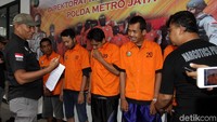 Kasus ini merupakan pengembangan dari tertangkapnya jaringan 225 Kg ganja yang ditangkap di rest area Tol Merak-Jakarta KM 14 pada 28 Agustus 2017 lalu. Setelah itu, polisi menangkap jaringan 283 Kg ganja di Tol Tangerang-Jakarta pada 13 Oktober 2017 lalu.
