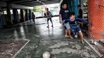 Keceriaan Anak-anak Main Futsal di Kolong Tol Priok