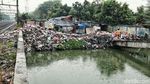 Foto: Sampah Menumpuk di Pinggir Rel Kereta Api