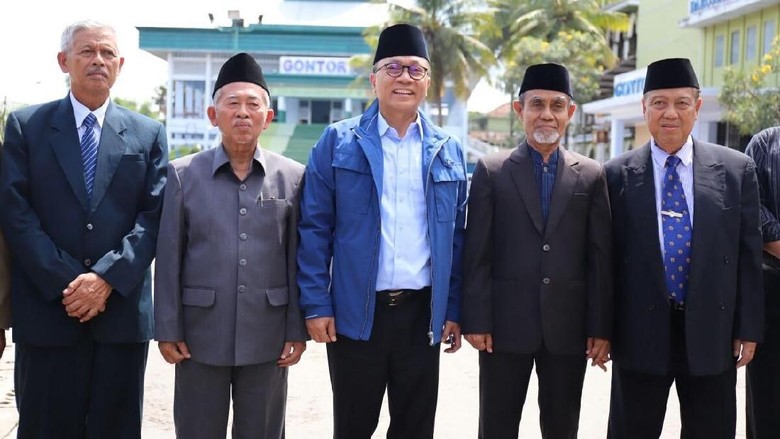 Sambangi Gontor, Zulkifli Hasan Minta Nasihat dan Doa Kiai Sambangi Gontor, Zulkifli Hasan Minta Nasihat dan Doa Kiai