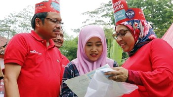 Direktur Sales Telkomsel Sukardi Silalahi beserta Executive Vice President Telkomsel Area Jabotabek Jabar Ririn Widaryani dan Vice President Sales & Marketing Telkomsel Area Jabotabek Agus Mulyadi turun langsung membantu dan memberikan informasi kepada masyarakat. Foto: dok. Telkomsel