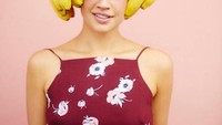 Menggunakan satu sisir pisang berwarna kuning cerah, gaya fashion Laura justru menarik perhatian dan sangat Instagrammable. Foto: Instagram @imlauramiller