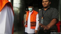 Abubakar diduga menerima suap Rp 435 juta untuk keperluan kampanye istrinya, Elin Suharliah, yang mengikuti Pilkada Bandung Barat.