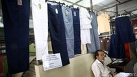 Pedagang termenung menunggu pembeli di Pasar Blok G, Tanah Abang, Jakarta, Selasa (24/4/2018).