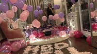 Ruangan tersebut tampak lucu dan menggemaskan dengan dekorasi warna pink dan ungu. (Dok. Instagram/_irishbella_)