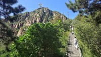 Bergaya kantilever, Shilinxia Viewing Platform terbuat dari paduan logam titanium. Balkon kaca ini dapat menampung beban maksimum 150 ton atau setara 2.000 orang (luola3/Instagram)