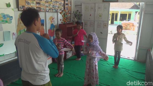 Mengenal Muzeki, Pendiri Galeri Kreatif untuk Anak Buruh Migran