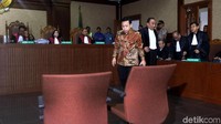 Novanto terlihat melepas kacamata usai vonis dibacakan. Ia menyatakan pikir-pikir terkait vonis hakim. Foto: Ari Saputra