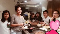 Di akun instagramnya  @titirajobintang, ia terlihat asyik memasak bareng teman-temannya. Di depannya sudah lengkap alat masak dan makanan yang sedang diolah. Foto: instagram @titirajobintang