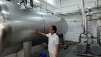 Direktur Sido Muncul Irwan Hidayat meninjau tangki air di ruang utility.
