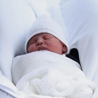 Dunia akhirnya bertemu dengan bayi baru Pangeran William dan Kate Middleton.  Untuk penampilan perdananya, sang bayi laki-laki yang belum diketahui namanya itu berbalut selimut rajut putih bergaya klasik. (Foto: Chris Jackson/Getty Images)