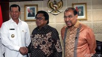 OSO menyambut tamunya di ruang rapat pimpinan, Komplek Parlemen, Senayan, Jakarta, Selasa (24/4/2018).