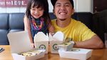 Begini Gaya Omesh Saat Makan Bersama Istri dan Anaknya!