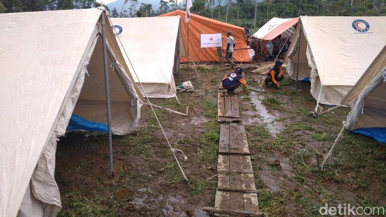 Takut Gempa Susulan, Warga Banjarnegara Pilih Mengungsi di Tenda Takut Gempa Susulan, Warga Banjarnegara Pilih Mengungsi di Tenda
