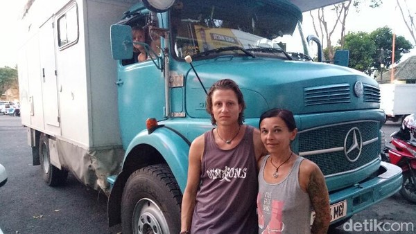 Truk Tua Rasa Rumah untuk Bule Austria Keliling Dunia