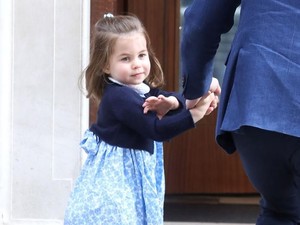 Gaun Biru yang Dipakai Putri Charlotte Saat Jenguk Adiknya Ludes Terjual