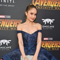 Di perhelatan bertaburan bintang itu, Cinta Laura menebar pesonanya dalam balutan gaun biru rancangan desainer Beirut Mohammed Ashi. Gaun tersebut merupakan koleksi couture dari label Ashi yang bernama Ashi Studio. (Foto: Getty Images)