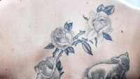 Scarlett Johansson juga memamerkan tato barunya berupa bunga mawar dan domba kecil. Emma McIntyre/Getty Images.
