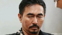 Begini ekspresi Gatot saat menunggu sidang vonis kasus asusilanya sore tadi di PN Jakarta Selatan. Ia tampaknya lelah dan mengantuk. Foto: Aa Gatot / Ismail