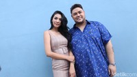 Duh makin lengket aja ya keduanya. Foto: Hanif Hawari/detikHOT