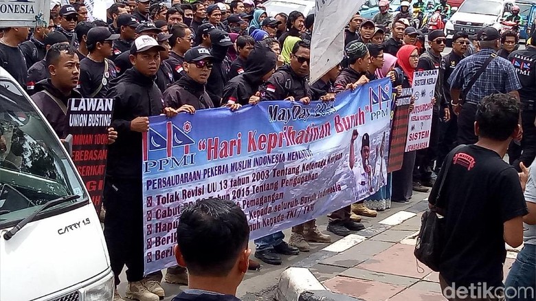 Jelang May Day, Puluhan Buruh Demo di Bareskrim Jelang May Day, Puluhan Buruh Demo di Bareskrim