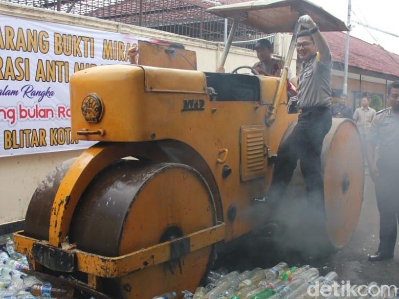 Ribuan Botol Miras Dimusnahkan Jelang Ramadan Ribuan Botol Miras Dimusnahkan Jelang Ramadan