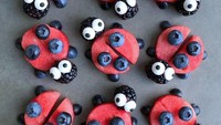 Nah, kalau si kecil suka blueberry tapi pecinta serangga yang lucu ini, Anda bisa memberi kreasi ini padanya. Foto: Instagram @foodbites