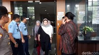 Deisti tampak memasuki ruangan sidang setelah bertemu Novanto di ruang transit di basement pengadilan (Foto: Faiq Hidayat/detikcom)