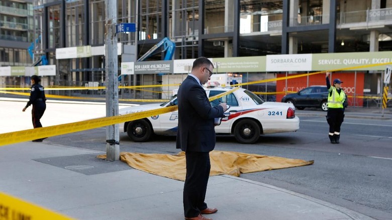 2 Orang Tewas dalam Insiden Van Tabrak Pejalan Kaki di Toronto 2 Orang Tewas dalam Insiden Van Tabrak Pejalan Kaki di Toronto