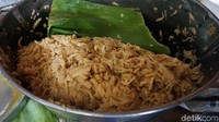 Ini penampakan rebung yang habis direbus dan siap ditumis bersama telur, ebi dan berbagai bumbu lainnya. Meskipun belum dibumbui, rebung ini sudah terasa manis dan gurih alami. Juga tidak berbau pesing. Foto: Devi S. Lestari / detikFood