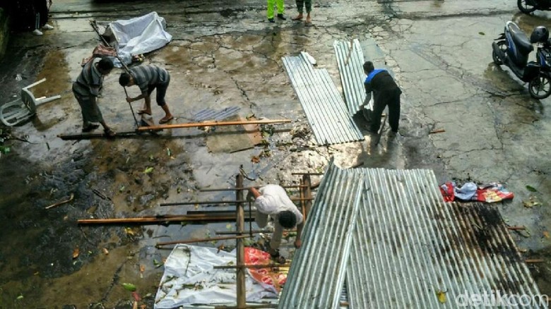 Atap Puluhan Rumah yang Diterjang Puting Beliung Dipasangi Terpal Atap Puluhan Rumah yang Diterjang Puting Beliung Dipasangi Terpal