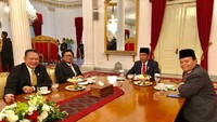 Kalau ini pose Bamsoet bersama Presiden Jokowi dan politikus kenamaan lainnya. Pria 55 tahun ini menulis, Ngeteh bareng usai pelantikan para Duta Besar di Istana Negara. Foto: Instagram bambang.soesatyo