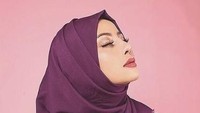 Sebelumnya Awkarin juga menjadi perbincangan karena bisnis hijab yang digelutinya. Netizen menyebut Awkarin tak cocok berbisnis hijab karena penampilannya yang kerap terbuka. Namun nyatanya, bisnis hijab Awkarin cukup laris. Foto: Dok. Instagram/awkarin
