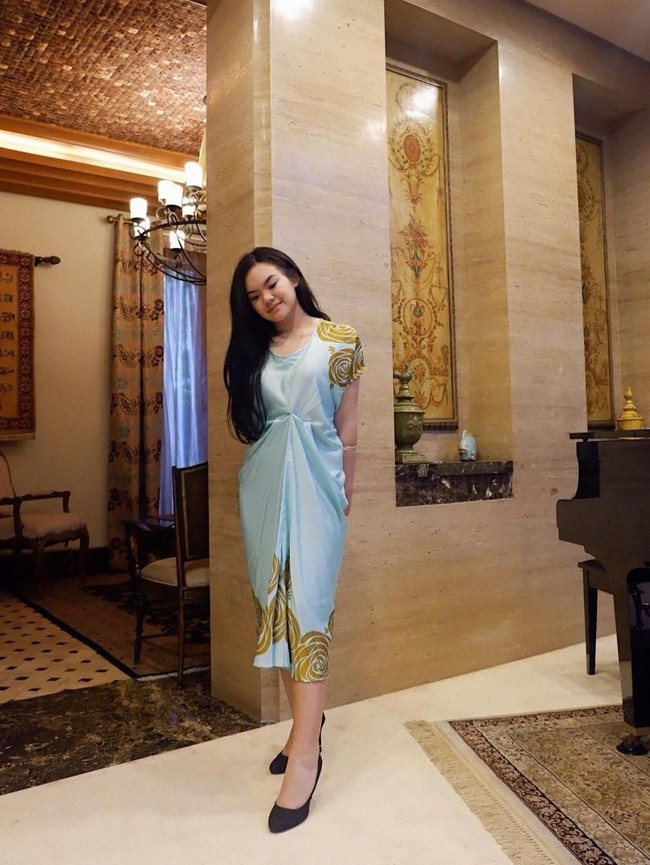 Kali ini gaya Shafa Harris lebih feminin dengan gaun biru pastel motif bunga mawar. Aksen draperi menambah manis penampilannya. Foto: Instagram/@shafaharris