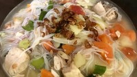 Mainkan kreatifitas, masak sup ayam dengan tambahan bihun. Sekilas seperti soto tapi ini sup ayam lho. Foto ini diposting @cookingwithmurni Foto: Instagram