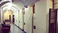 Semua sel hanya terdiri dari ruangan kosong tanpa toilet dan penghangat sama sekali. Semua narapidana perempuan dan laki-laki dicampur menjadi satu sel. (biankaleee/Instagram)