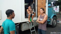Leander, Maria dan anak semata wayangnya, Lennox sudah melakukan perjalanan dari Austria selama satu setengah tahun menggunakan truk tua ini. Foto: Ardian Fanani