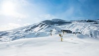 Azerbaijan adalah negara muslim dengan lanskap pegunungan. Azerbaijan punya 2 resor musim dingin untuk wisata ski di Pegunungan Kaukasus (CNN Travel)