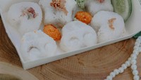 Meskipun terbilang ibu muda, Natasha Rizky ternyata sudah memiliki usaha kuliner lho. Namanya Sissy Rice yang punya sajian nasi kepal dengan aneka isian enak. Foto: Instagram @natasharizkynew