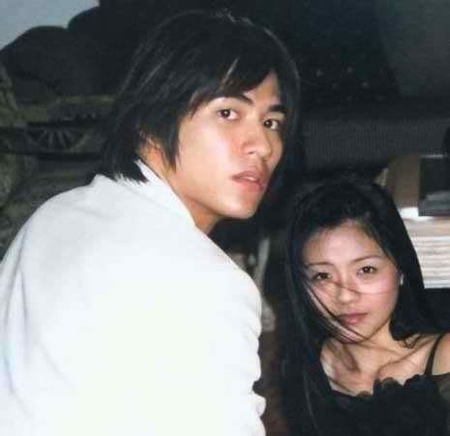Sebelum menikahi Reen Yu, Vic Chou telah menjalin hubungan asmara bersama Barbie Hsu, lawan mainnya di Meteor Garden yang berperan sebagai San Chai. Setelah menjalani hubungan selama beberapa tahun, Vic Chou dan Barbie Hsu pun memutuskan berpisah pada 2008. Foto: Instagram @vicchouyumin