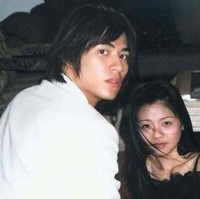 Sebelum menikahi Reen Yu, Vic Chou telah menjalin hubungan asmara bersama Barbie Hsu, lawan mainnya di Meteor Garden yang berperan sebagai San Chai. Setelah menjalani hubungan selama beberapa tahun, Vic Chou dan Barbie Hsu pun memutuskan berpisah pada 2008. Foto: Instagram @vicchouyumin