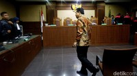 Setya Novanto juga dihukum membayar uang pengganti USD 7,3 juta. Duit ini terkait penerimaan Novanto dari proyek pengadaan e-KTP.