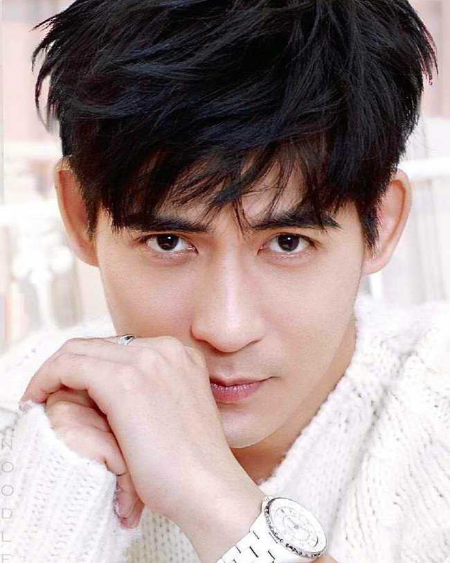 Dari pernikahannya itu, Vic Chou kini telah menjadi ayah yang dikaruniai seorang putri pada Agustus 2016 lalu. Foto: Instagram @vicchouyumin