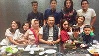 Keluarga besar Bamsoet sedang berbahagia merayakan ulang tahun salah satu anggota keluarga mereka. Nampak restoran yakiniku jadi pilihan tempat bersantap. Foto: Instagram bambang.soesatyo