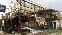 Bangunan yang paling parah mengalami kerusakan akibat angin puting beliung diantaraya rumah warga, toko, kafe, galeri hingga kampus. Rumah warga yang paling banyak mengalami kerusakan diantaranya di Kampung Sorowajan Baru Banguntapan. Galeri milik Kabul di Jl Timoho juga rusak parah. (Foto: Pancratia Andri Arsani/detikcom)