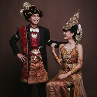 Beberapa foto berbaju adat juga dilakukan di studio. Gaya kasual seperti ini membuang kesan kaku dari memakai baju adat. Dok. Aspictura